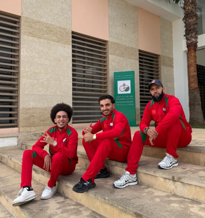 De gauche à droite Jaouad Zinid (médaille d'or), Ayoub Gara (médaille d'argent) , El Moufid El Mahdi (entraineur)